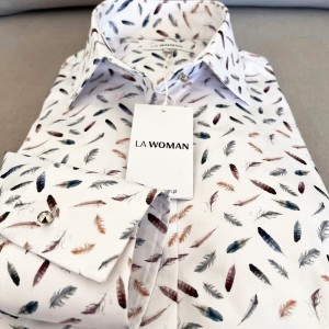 Koszula taliowana elastyczna we wzór PIÓRKA